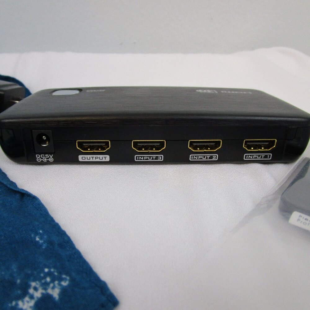 Rocketfish RF-G1185 4-Port HDMI Selector - Picture 4 of 14